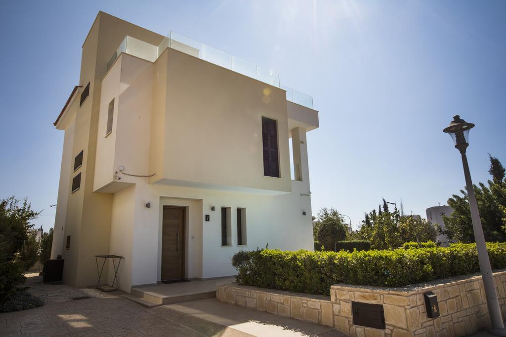 Golden Seaside Villas Paphos Exterior photo